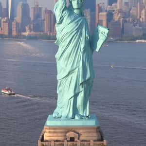 Statue of Liberty Grips Snack Bar in a fake-out-of-home ad of KIND Snacks
