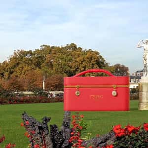 Beauty Box Opens in Garden in a fake-out-of-home ad of Musc Intime
