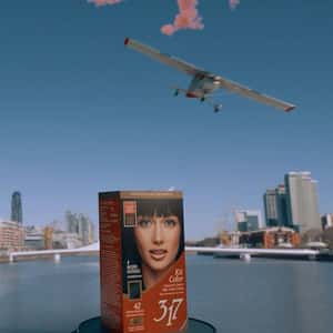 Hair Color Kit Emerges from River in a fake-out-of-home ad of Cosmética 317