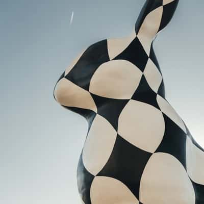 Rabbit Sculpture Carried by Helicopter in a fake-out-of-home ad of ODISEO