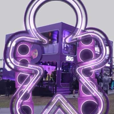 Logo On Neon Lights Appear Outside Store in a fake-out-of-home ad of Vivo