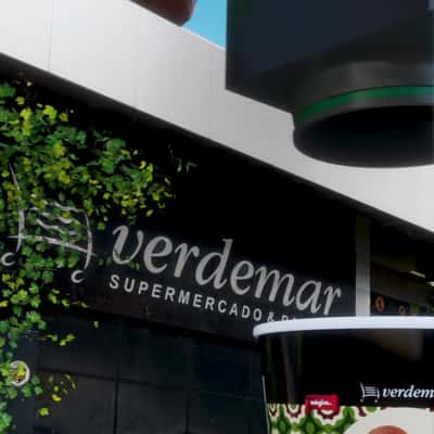 Chocolate Machine Coat Grapes in a fake-out-of-home ad of Verdemar
