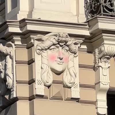 Face Sculpture of Women Blushes in a fake-out-of-home ad of MÁDARA