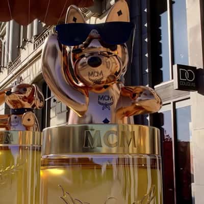Parachuting Animal Perfume Bottles in a fake-out-of-home ad of Douglas Cosmetics