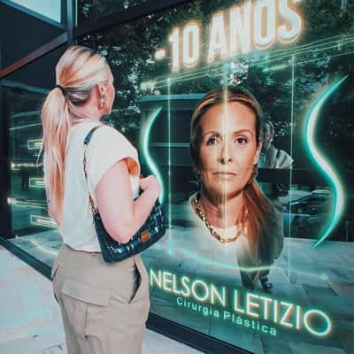 Digital Facial Transformation in a fake-out-of-home ad of Clinica Nelson Letizio