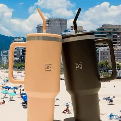 Thermal Cups Towering on the Beach in a fake-out-of-home ad of Bagaggio