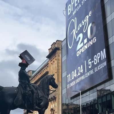 Statue Wearing Shopping Bag as Hat in a fake-out-of-home ad of BPerfect
