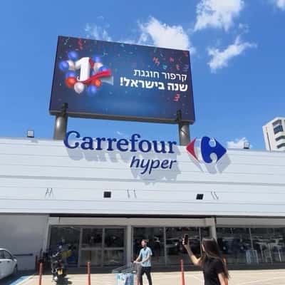 Croissant Landing at Supermarket in a fake-out-of-home ad of Carrefour