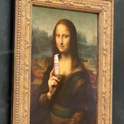 Mona Lisa Shows Serum to Visitors in a fake-out-of-home ad of Caudalie