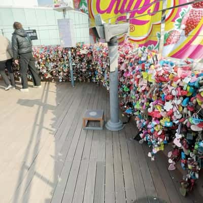 Lollipop-branded Hot Air Balloons in a fake-out-of-home ad of Chupa Chups