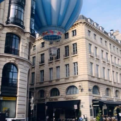 Ice Cream on Hot Air Balloon Lands in Paris in a fake-out-of-home ad of cojean
