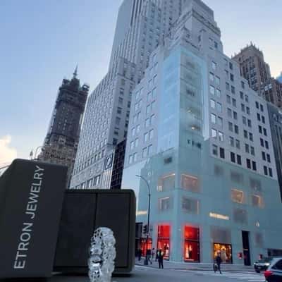 Jewelry Diamond Ring Rolls in a fake-out-of-home ad of Etron Jewelry