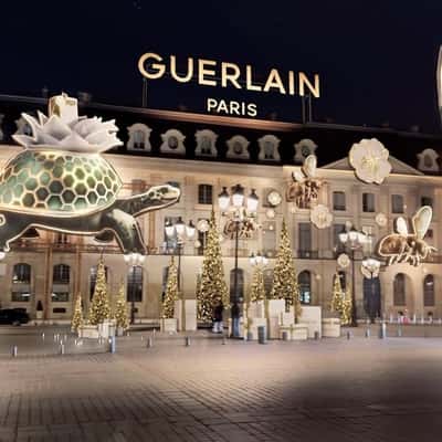 Column Wrapped in Ribbon in a fake-out-of-home ad of Guerlain