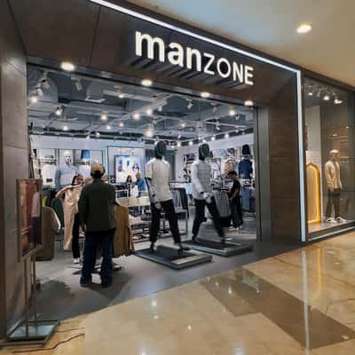 Robot Mannequins on Treadmills in a fake-out-of-home ad of Manzone