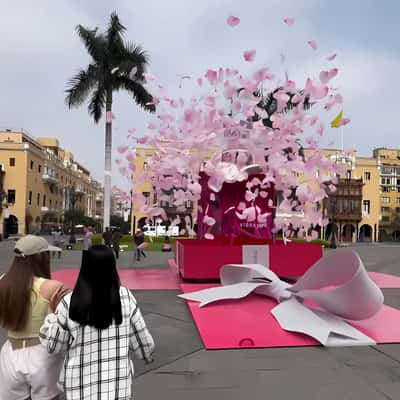 Pink Gift Box Unveils Perfume in Lima in fake-out-of-home ad of Esika