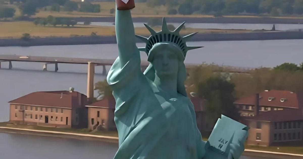 CGI Video Tabasco Hot Sauce Lifted by Statue of Liberty